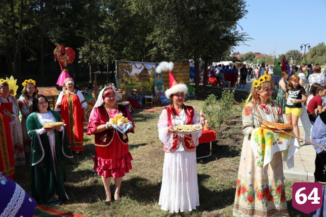 На саратовском фестивале подсолнухов раздавали угощения и сувениры